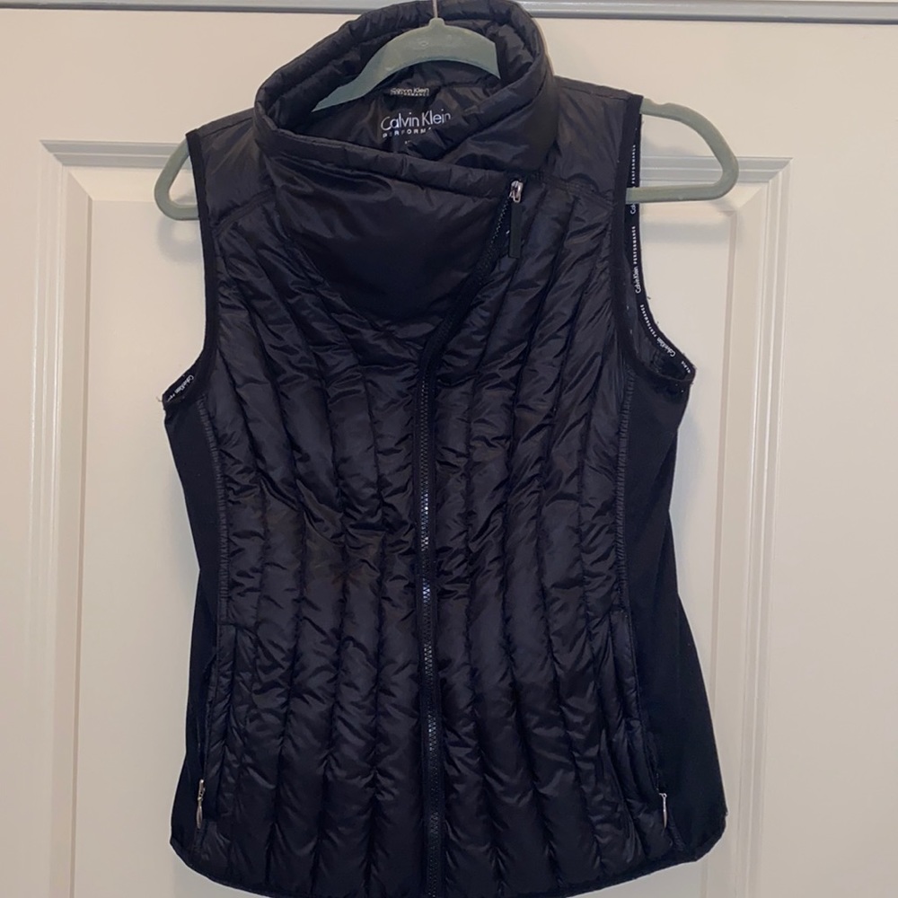 Calvin Klein down vest w/ modern silhouette, blk